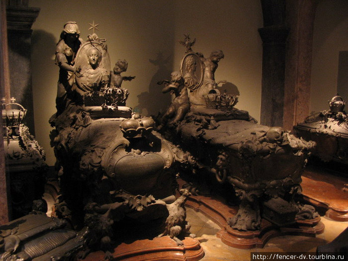 Все гробницы — настоящие произведения искусства, выдержанные в едином стиле Вена, Австрия
