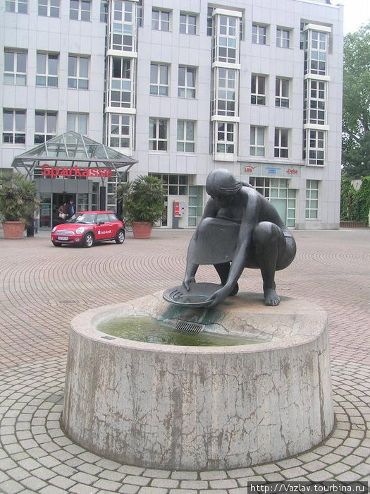 Добытчица. Особенно здорово эта скульптура смотрится возле местного банка... Шпайер, Германия