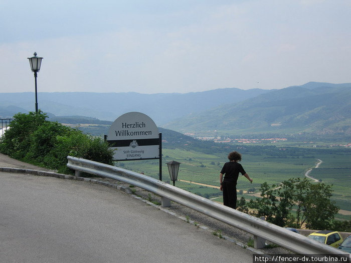 Лучшее место для осмотра долины — монастырь Геттвиг, что в 5 км от Кремса Кремс-ан-дер-Донау, Австрия