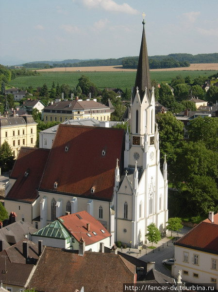 Кирха — самое высокое сооружение любого маленького австрийского городка Мельк, Австрия