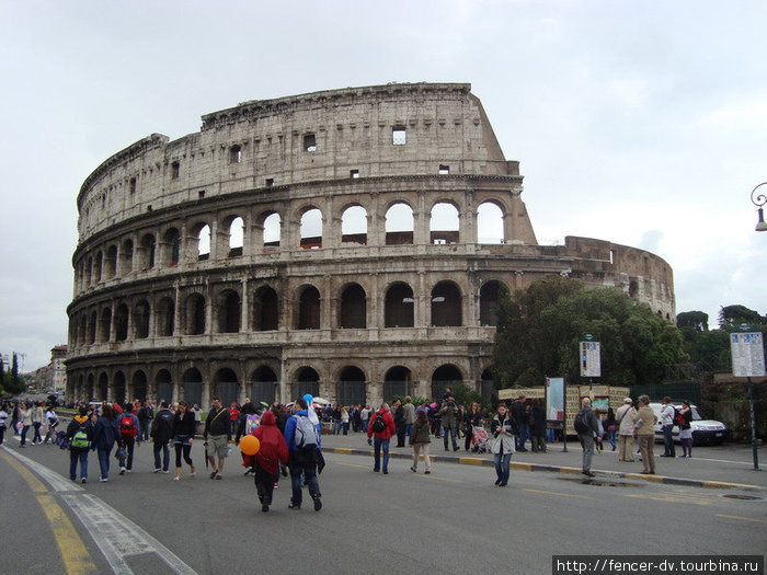 Таким Колизей предстает всем туристам и смотрит с открыток Рим, Италия