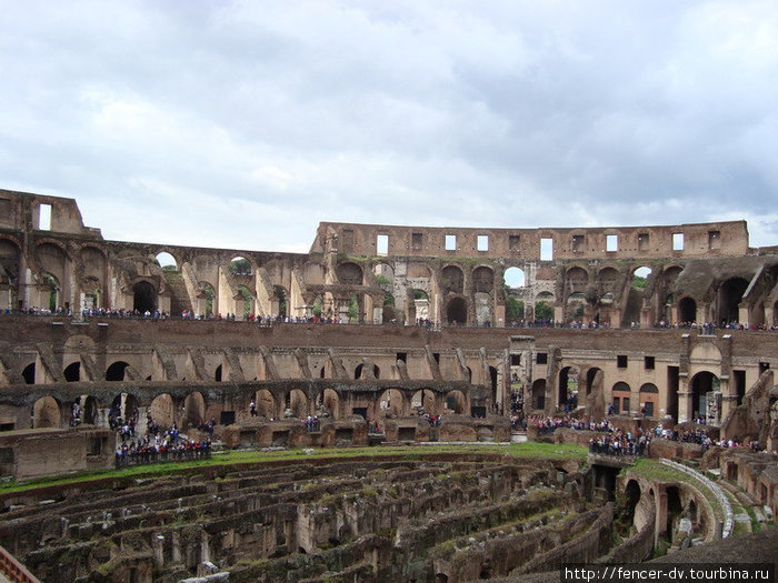Центр арены отнюдь не ровный. Под ареной находились помещения, в которых держали гладиаторов и зверей Рим, Италия