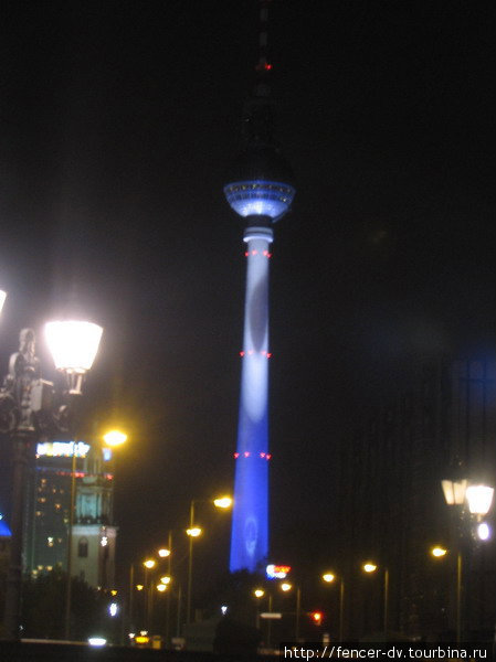 Знаменитая Берлинская телебашня с динамической подсветкой Берлин, Германия
