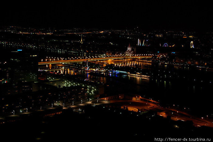 В ночное время парк отлично виден и с Венской телебашни. Правый верхний угол. Вена, Австрия