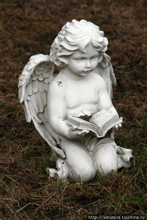 Ангел в сквере у церкви. Зеленогорск, Россия