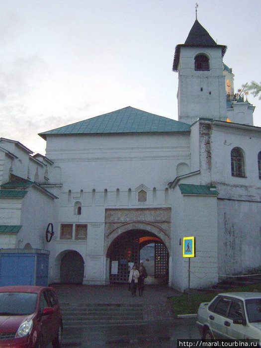 В 1516 году была возведена первая каменная башня монастырской стены − Святые ворота — это парадный вход в Спасо-Преображенский монастырь Ярославль, Россия