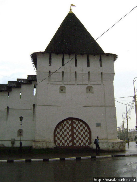 Проездная Угличская башня (1630-е годы) — одна из четырёх сохранившихся башен монастырской стены Ярославль, Россия