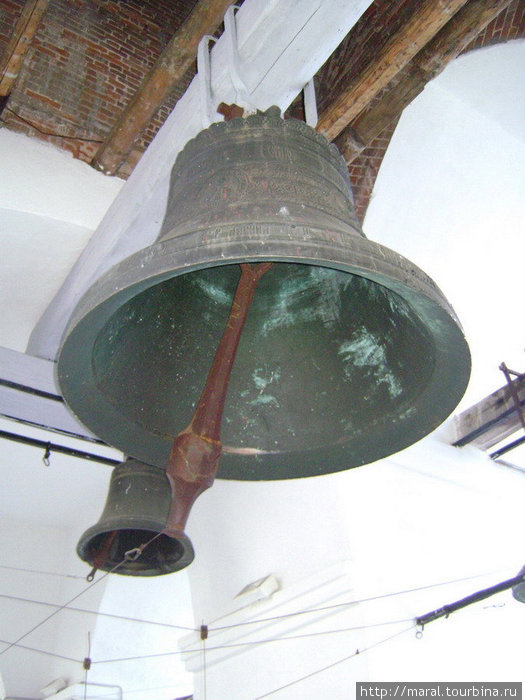 Большой колокол на звоннице Ярославль, Россия