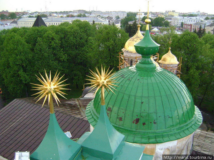 Вид со звонницы на купол церкви Ярославских Чудотворцев и золотые купола Спасо-Преображенского собора Ярославль, Россия