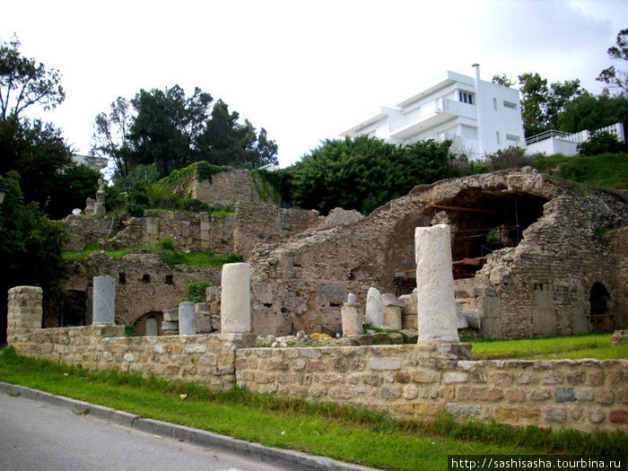 Руины соседствуют даже рядом с современными домами! Тунис, Тунис
