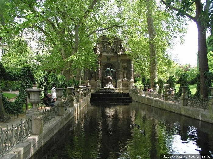 Тихий уголок с фонтаном Париж, Франция