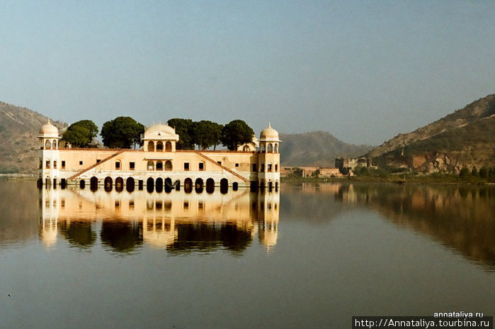 Дворец на озере Джайпур, Индия