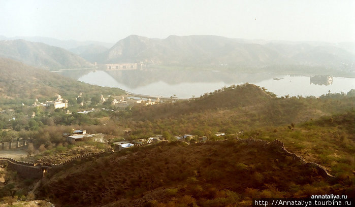 Вид из дворца на озеро. Джайпур, Индия