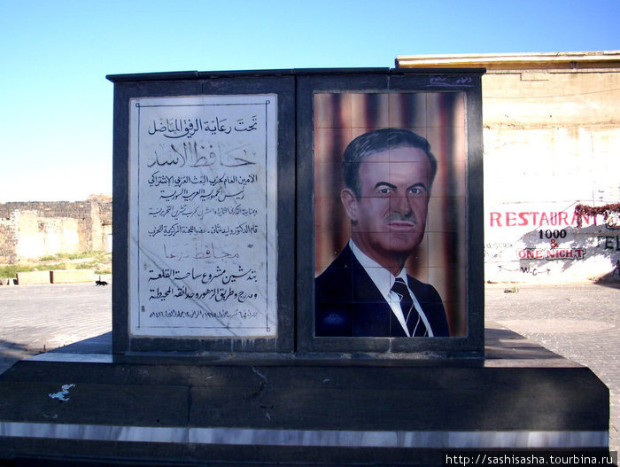В Сирии, как и в иордании и в Таиланде очень чтут президента и в любом городе вы встретите на каждом углу его портрет. Босра, Сирия