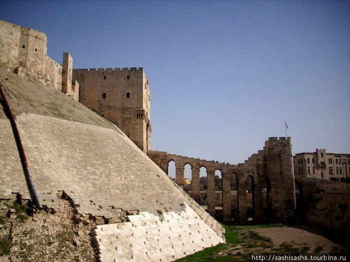 http://img.tourbina.ru/photos.3/2/1/216331/big.photo/Drevnyaya-krepost-v-Aleppo.jpg