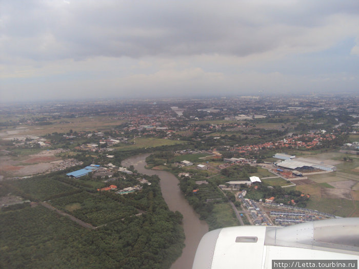 Одна из десятка рек города Джакарта, Индонезия