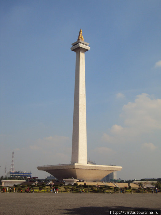 137- метровый мраморный обелиск символизирует борьбу за независимость
