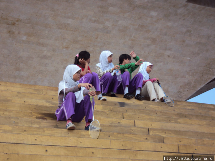 Школьницы у подножья монумента Джакарта, Индонезия