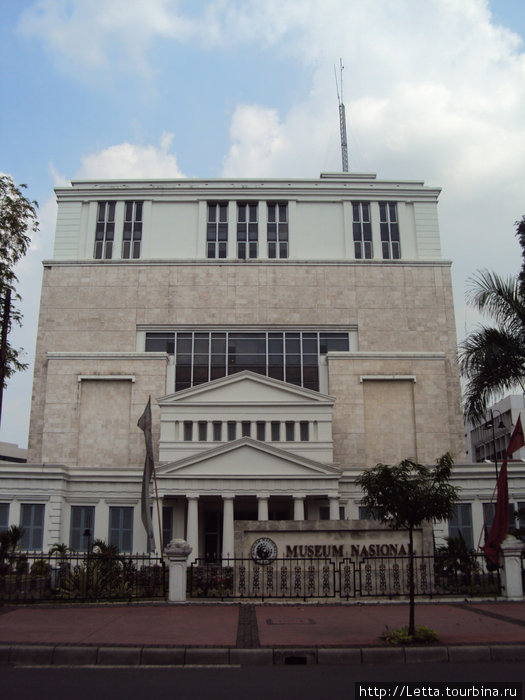 Национальный музей, открытый в 1868 году Батавским обществом наук и искусств Джакарта, Индонезия