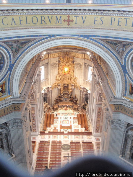 Можно подняться под купол Базилики и взглянуть на Собор сверху Ватикан (столица), Ватикан