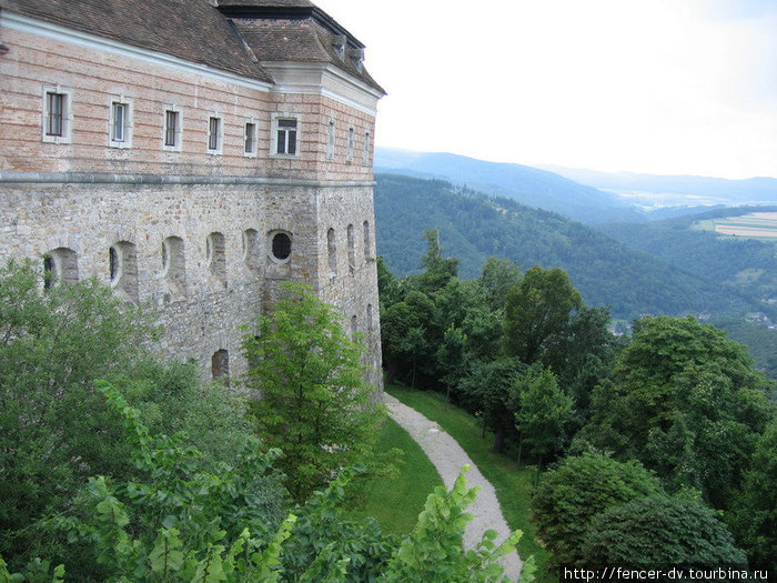 Монастырь находится на высокой горе Кремс-ан-дер-Донау, Австрия
