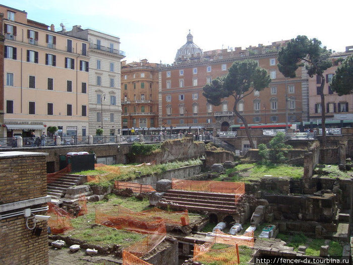 Раньше здесь стоял театр Помпея и статуя Помпея, у ног которой был убит Цезарь Рим, Италия