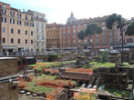 Раньше здесь стоял театр Помпея и статуя Помпея, у ног которой был убит Цезарь