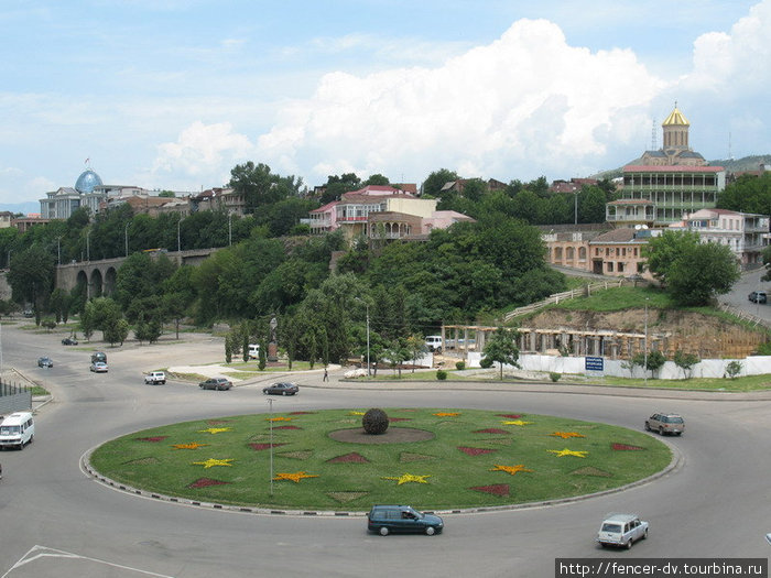 Слева вверху — резиденция грузинского президента Тбилиси, Грузия