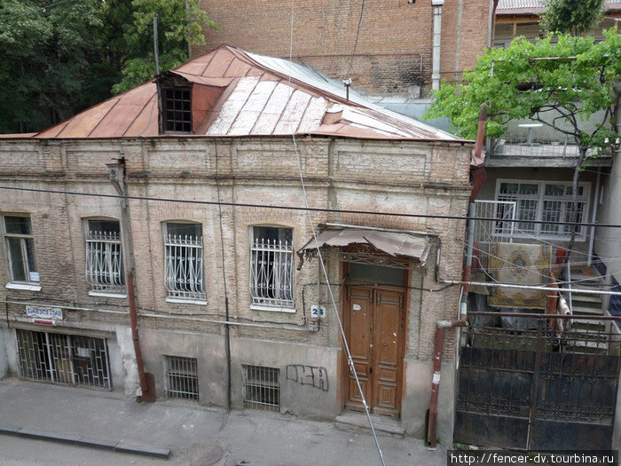 Типичный для старого города дом Тбилиси, Грузия