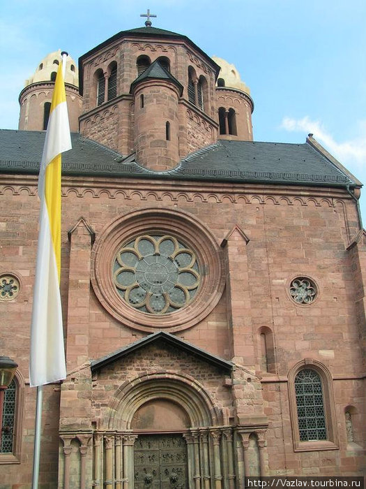 Парадный фасад церкви Вормс, Германия