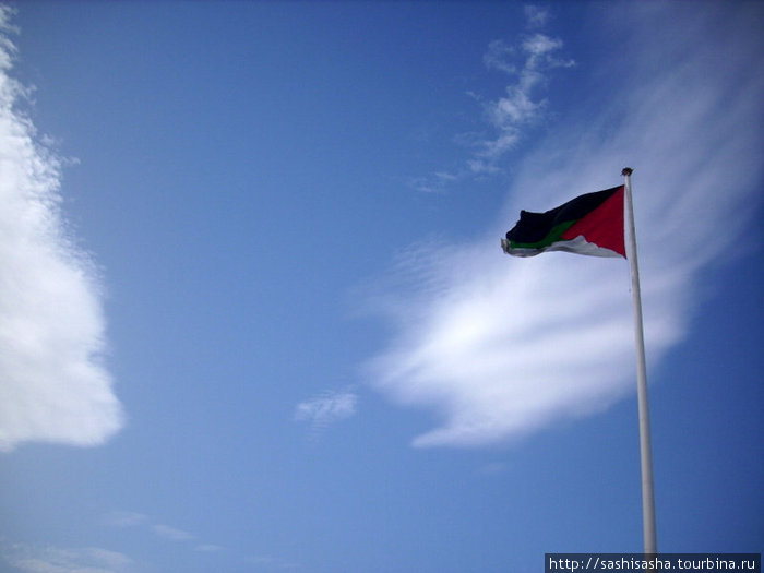 Иорданский флаг в Акабе Акаба, Иордания