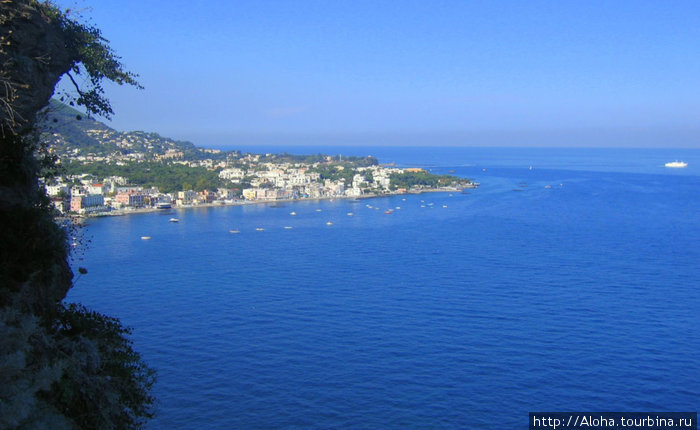 Вид с Арагонского замка на Неаполитанский залив Остров Искья, Италия