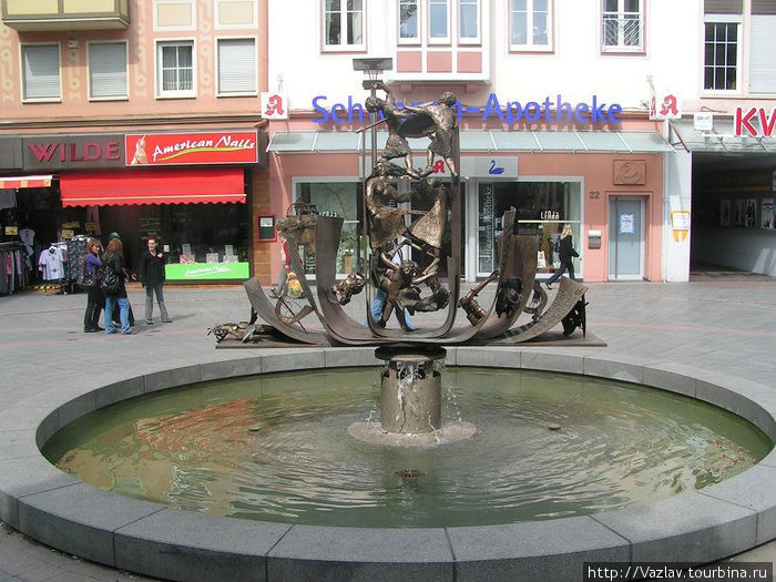 Один из городских фонтанов Вормс, Германия