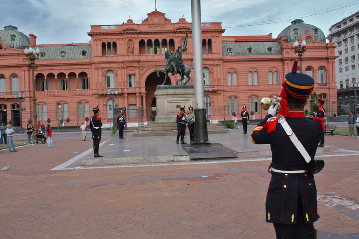 Вечернее ежедневное снятие государственного флага на площади перед Президентским дворцом Casa Rosada Буэнос-Айрес, Аргентина