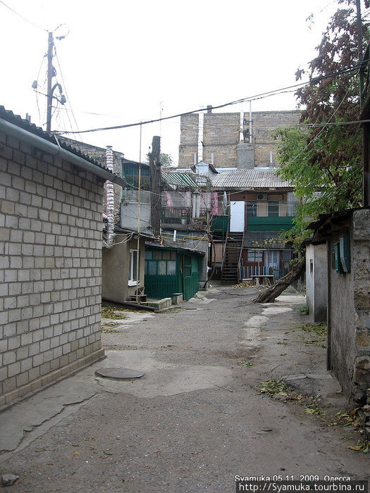 Дворики Молдаванки. Молдаванка — это малоэтажный район Одессы с удивительно глубокими двориками, Одесса, Украина
