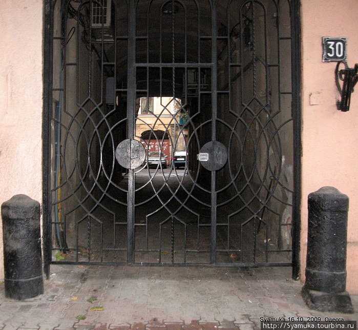 Правда, иногда арки перегорожены металлическими воротами с калиткой и кодовым замком... Одесса, Украина
