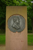 Пямятник знаменитому немецкому поэту XIX века — Жозефу Виктору фон Шеффель в саду замка