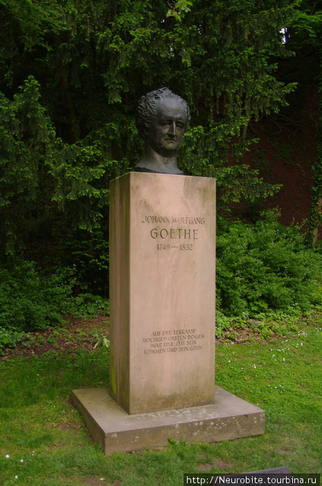 Памятник Гёте в саду замка — как благодарность жителей города за многочисленные посещения Хайдельберга поэтом, писателем, философом и ученым... Гейдельберг, Германия