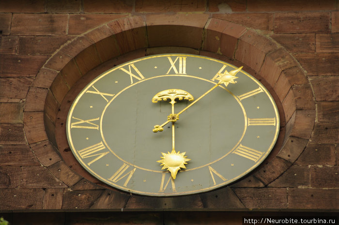 Золотые башенные часы на главных воротах замка Гейдельберг, Германия
