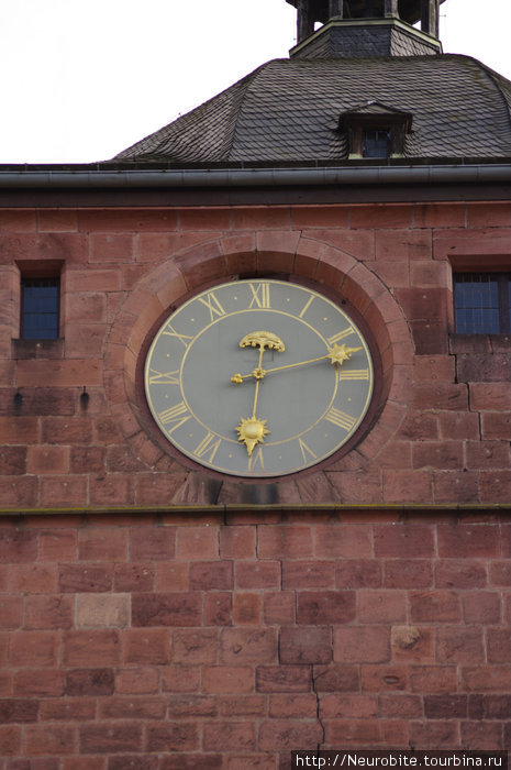 Золотые башенные часы на главных воротах замка Гейдельберг, Германия