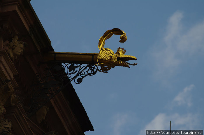 Вроде как скорпион на крыше Дворца Фридриха в замке Гейдельберг, Германия
