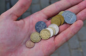 Латвийский лат входит в число самых дорогих валют мира. В моей руке чуть меньше 5 лат — это 250 рублей.