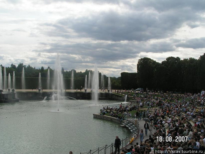 Море людей собралось смотреть версальские фонтаны Париж, Франция