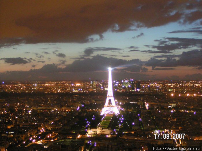 Эйфелева башня в полном свете Париж, Франция