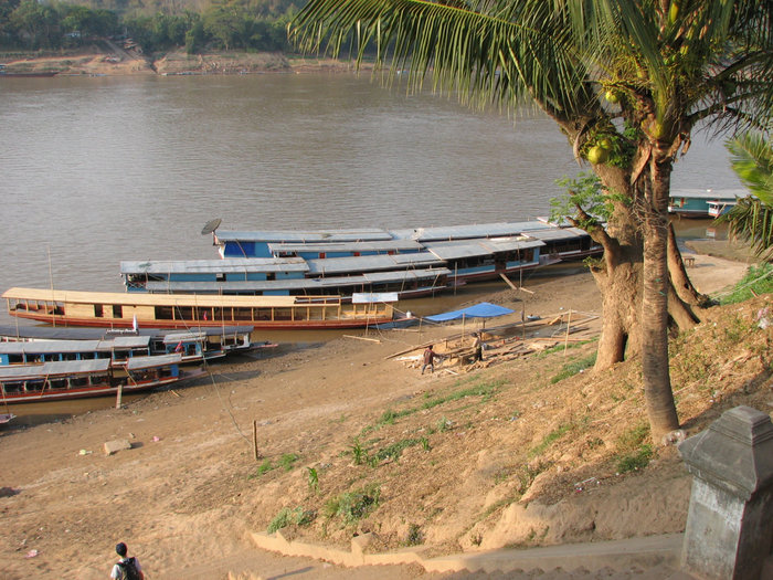 лодки на которых плавут из Хуасая Луанг-Прабанг, Лаос