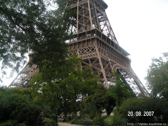 У подножья Париж, Франция