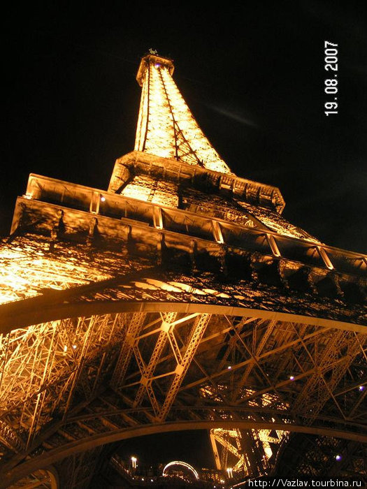 Свет разрубает тьму Париж, Франция