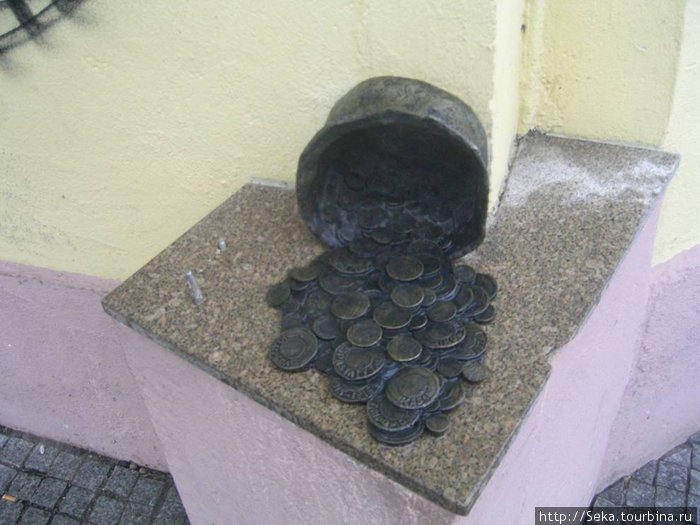 Скульптура “Горшок с деньгами” Клайпеда, Литва