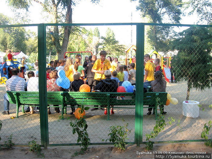 В парке взрослые ребята в форменных желтых рубашках и красных галстуках развлекали малышню Камышин, Россия