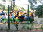 В парке взрослые ребята в форменных желтых рубашках и красных галстуках развлекали малышню